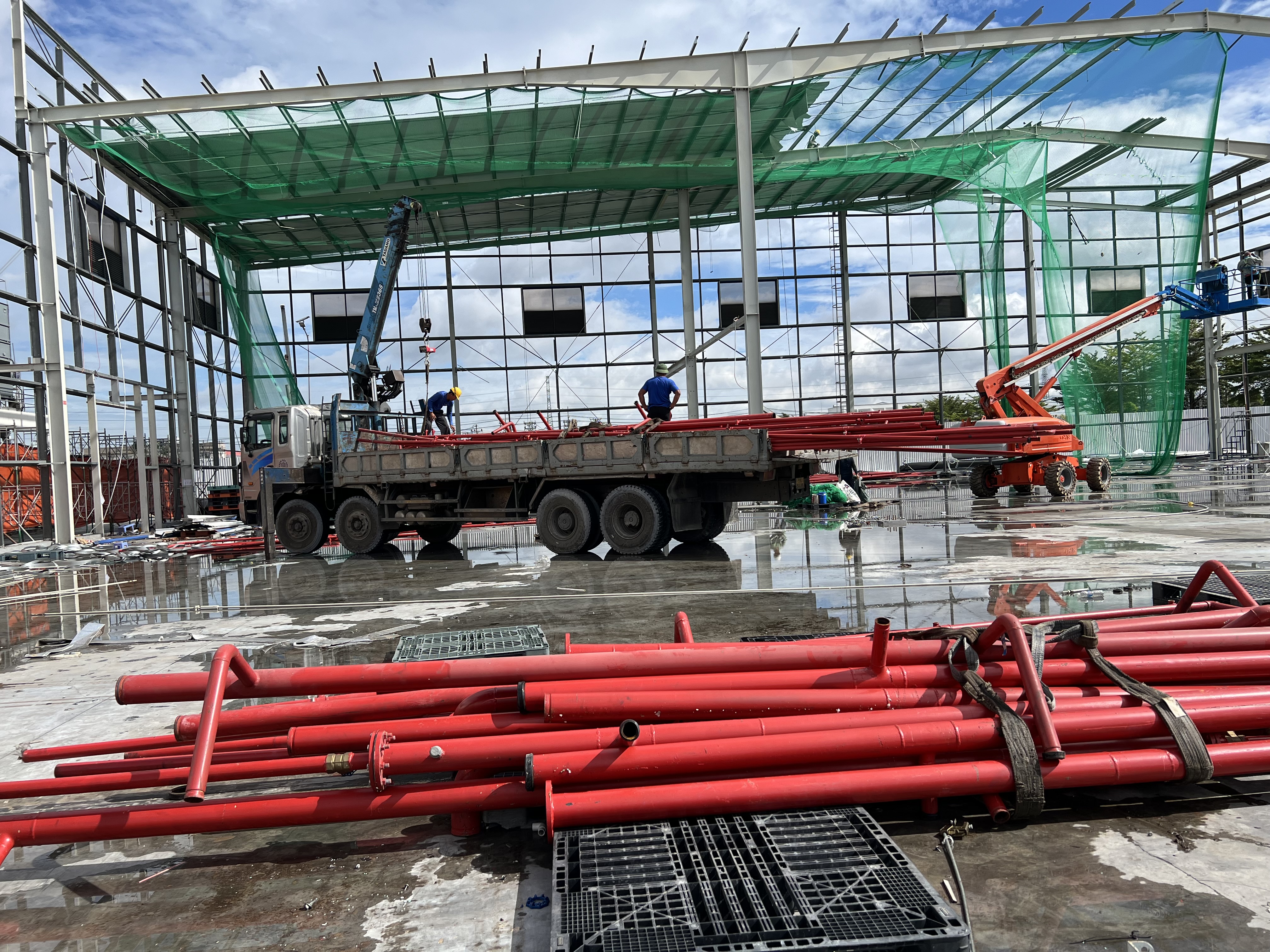 Tháo dỡ nhà xưởng và thu gom sắt thép công trình